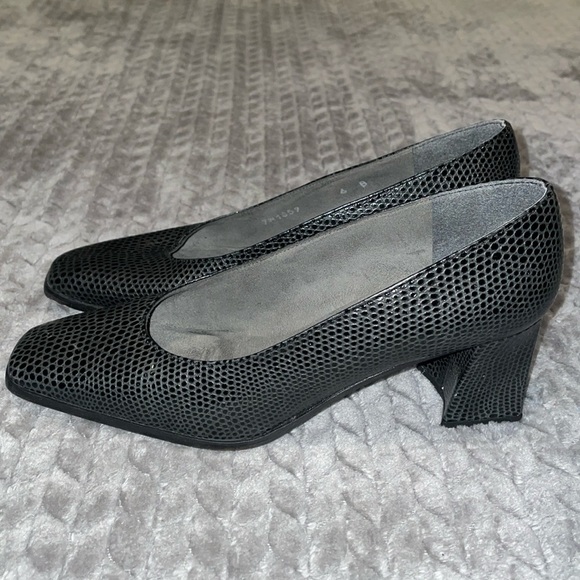 Stuart Weitzman Elegant Black Leather Women's Block/Chunky Heels. Size 6. - Picture 2 of 11